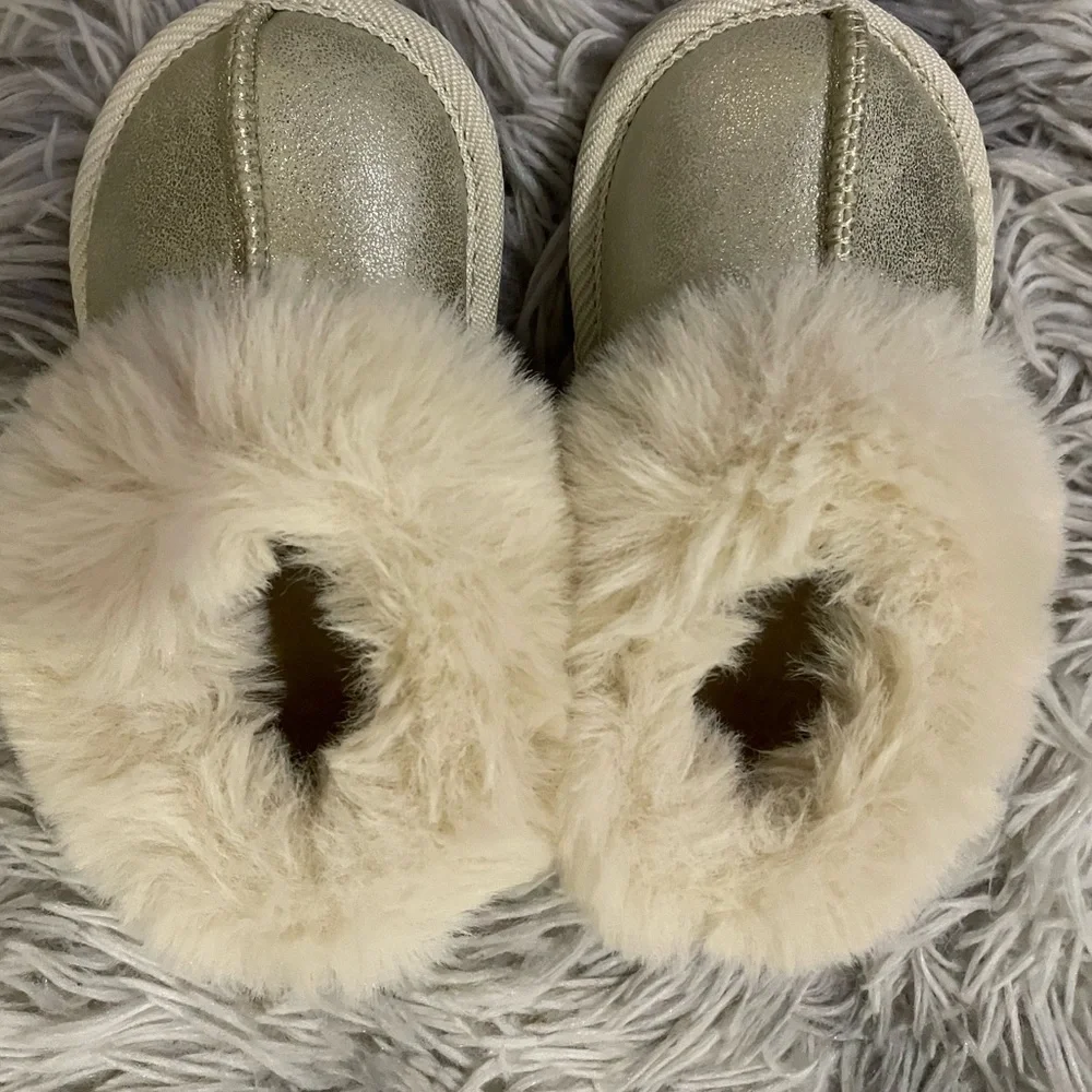 Baby Girl Winter Faux Fur boots. Size 5.
